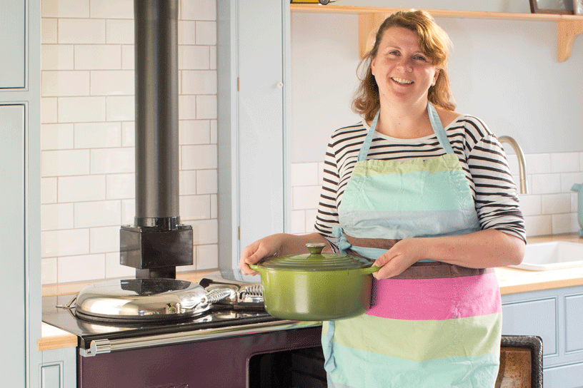 Culinair redactrice Klaske Bakker met een gietijzeren pan